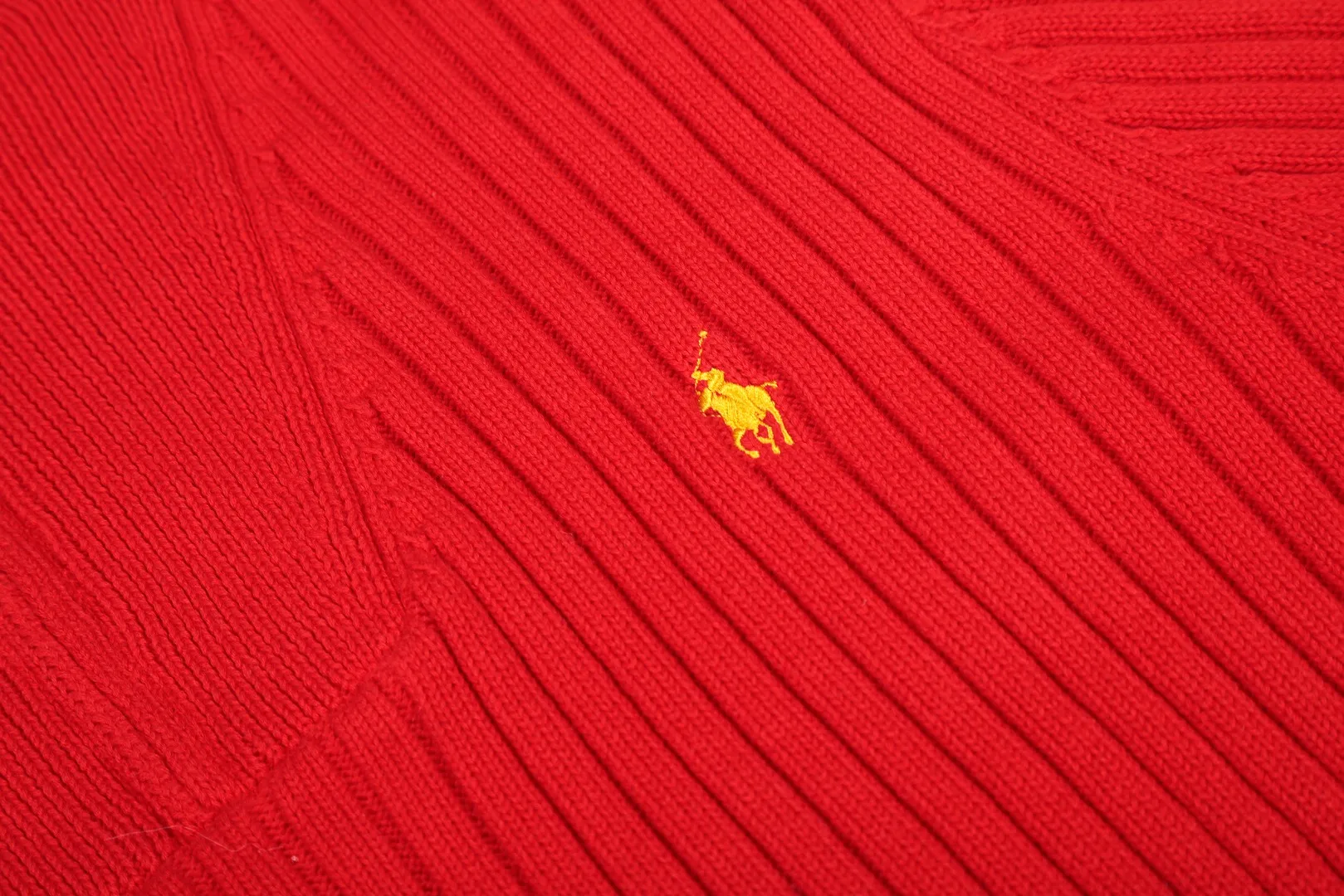 P250 Top quality" Style number: DS114# (not off the shelves all year round) [Ralph Lauren half-zip solid color pony embroidered logo striped knitted sweater] ✅Ralph Lauren half-zip classic basic versatile unisex couple pullover sweater ✅Main supplier platform live broadcast Wholesale entity Replenish when out of stock Not off the shelf ✅ZP quality 1:1 version Scan the code to enter the GF website Counter quality ✅Detailed quality The only one in Guangzhou Imported quality cotton yarn, focusing on high-end, cost-effective, good quality needless to say. ✅Restore the original version. The maximum size can be worn up to 190 pounds. Loose, comfortable and stress-free. ✅The upper body is simple and easy to match. A must-have item for ootd. Good-looking clothes are never picky. Recommended must-have items in the wardrobe. Size: S-XL. Color: Black, white, gray, khaki, navy blue, white label, red gold label.
